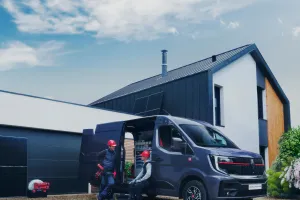 Renault Trucks Master Red EDITION Exclusive - Van in the courtyard of a detached house with tradesmen installing photovoltaic panels