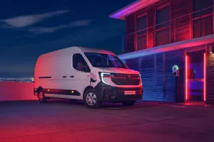 Renault Trucks Master 4 Red EDITION night charging