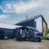 Renault Trucks Master Red EDITION Exclusive - Van in the courtyard of a detached house with tradesmen installing photovoltaic panels