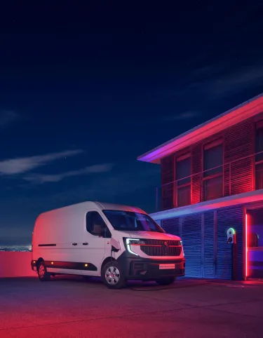 Renault Trucks Master 4 Red EDITION night charging