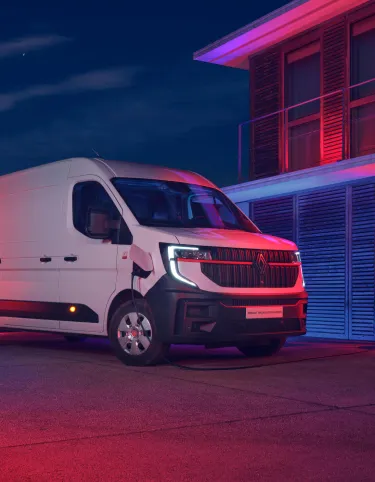 Renault Trucks Master 4 Red EDITION night charging